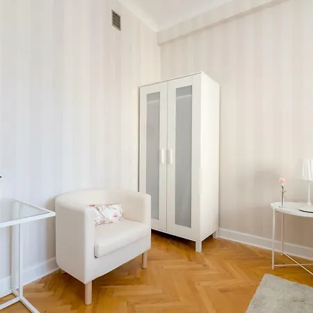 Chmielna By Bookinghost *