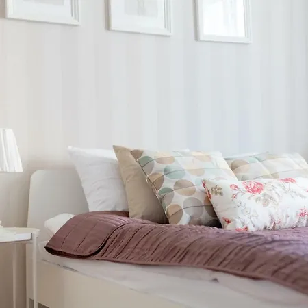 Chmielna By Bookinghost *