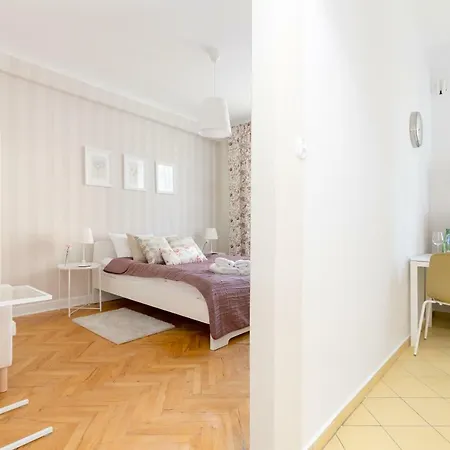 Chmielna By Bookinghost *