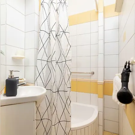 Chmielna By Bookinghost ורשה